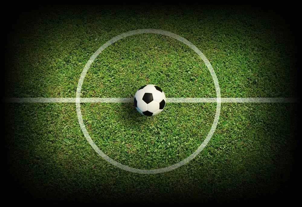 Campo de futebol verde e bem cuidado, ideal para estratégias de lançamento e eventos esportivos, conectando marketing digital e tráfego pago.